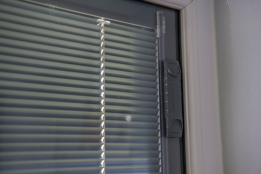 Window integral blinds